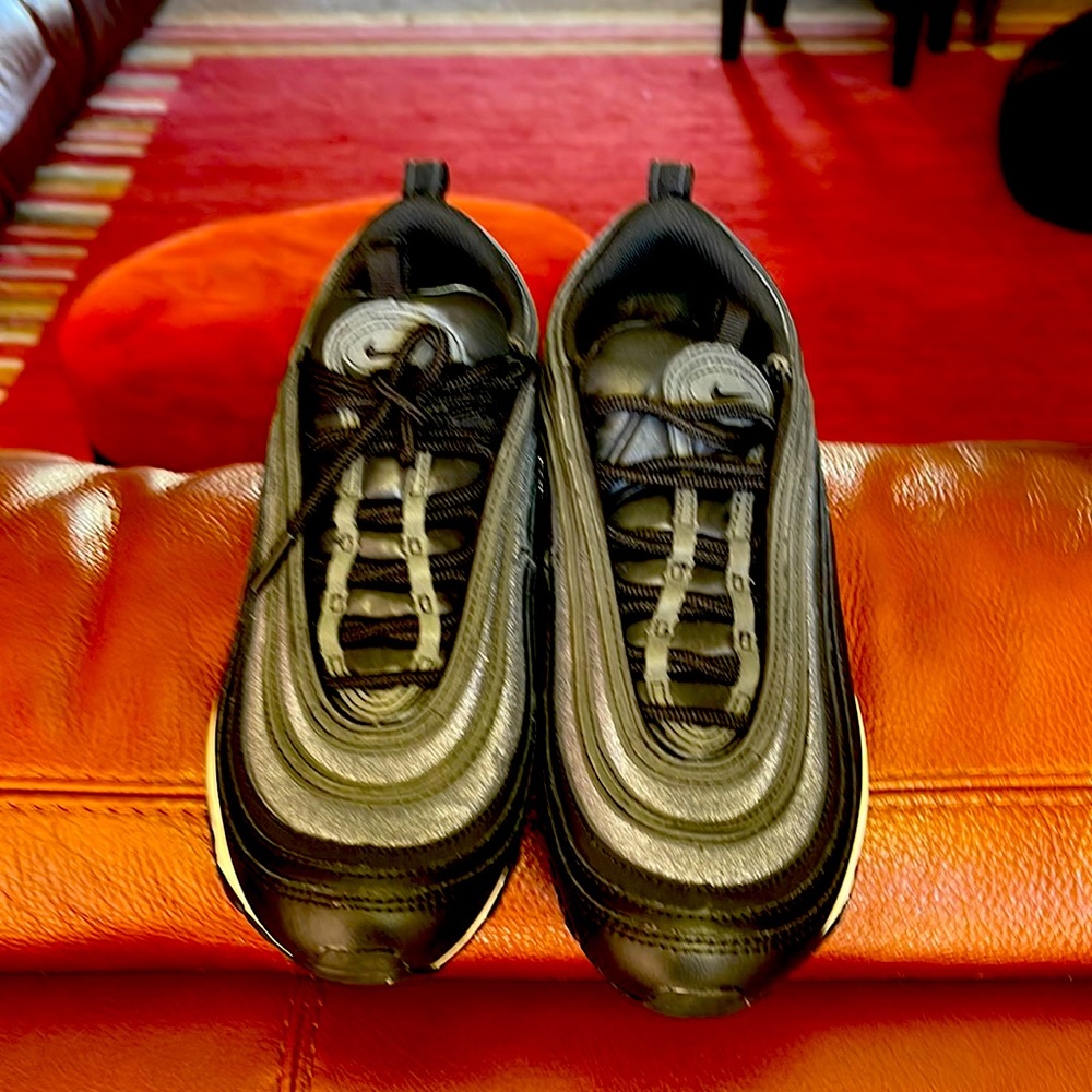 Tennis shoes